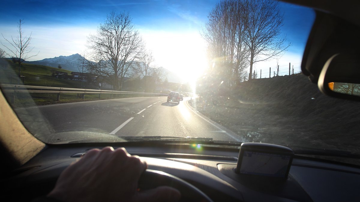 Das Licht der tiefstehenden Sonne blendet einen Autofahrer (Symbolbild).