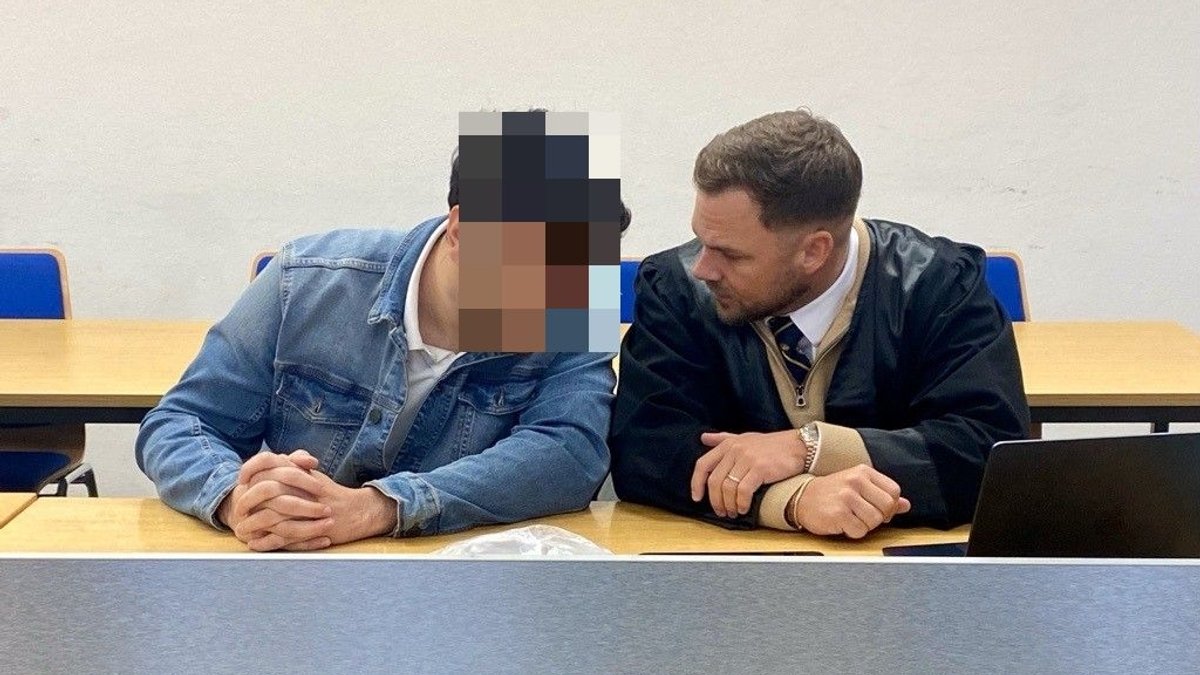 Der angeklagte 28-Jährige mit seinem Verteidiger zum Prozessauftakt vor dem Landgericht Landshut | Bild: BR/Mitterer Harald Der angeklagte 28-Jährige mit seinem Verteidiger zum Prozessauftakt vor dem Landgericht Landshut