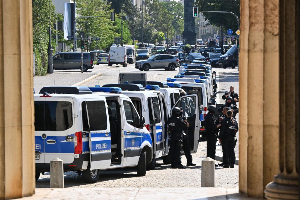 05.09.2024, Bayern, München: Polizisten sind in München im Einsatz. Die Polizei hat in der Münchner Innenstadt bei einem größeren Einsatz in der Nähe des Israelischen Generalkonsulats eine verdächtige Person niedergeschossen. Foto: Peter Kneffel/dpa +++ dpa-Bildfunk +++