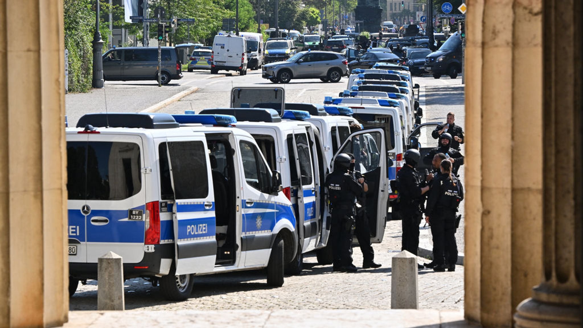 05.09.2024, Bayern, München: Polizisten sind in München im Einsatz. Die Polizei hat in der Münchner Innenstadt bei einem größeren Einsatz in der Nähe des Israelischen Generalkonsulats eine verdächtige Person niedergeschossen. Foto: Peter Kneffel/dpa +++ dpa-Bildfunk +++