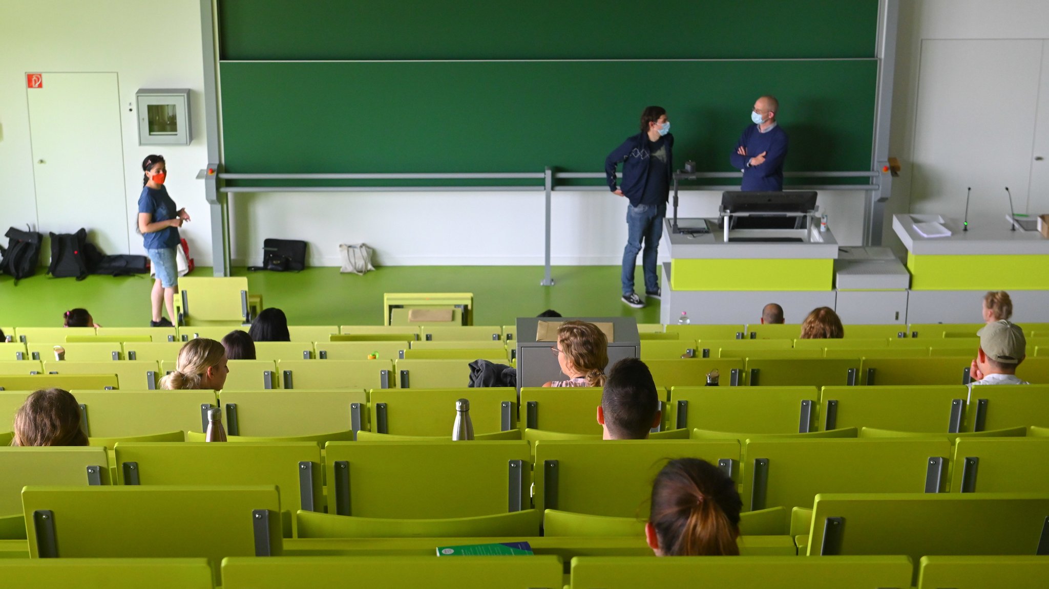 Studenten mit Mundschutz und Mindestabstand im Hörsaal (Symbolbild)