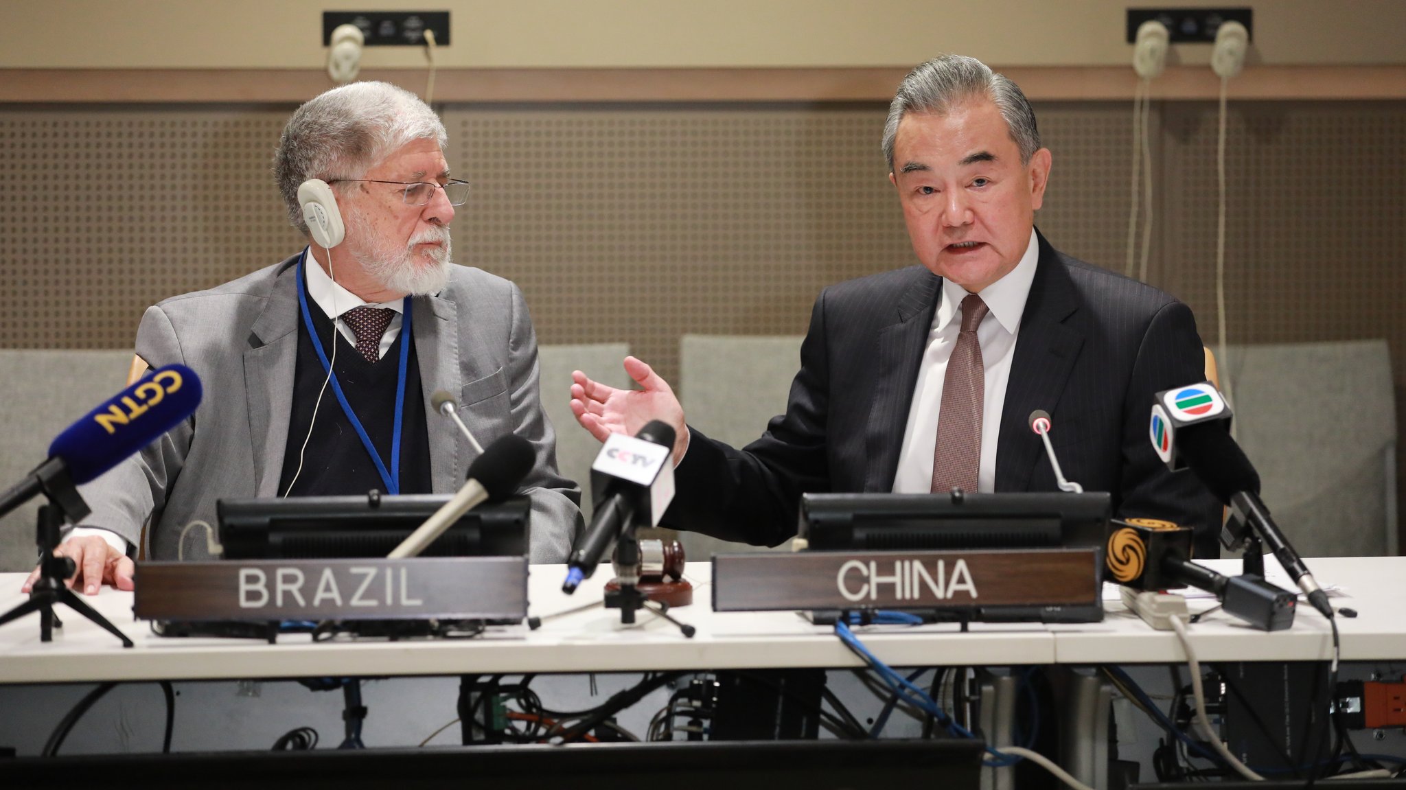 Chinas Außenminister Wang Yi (rechts) und der brasilianische PräsidentenberaterCelso Amorim