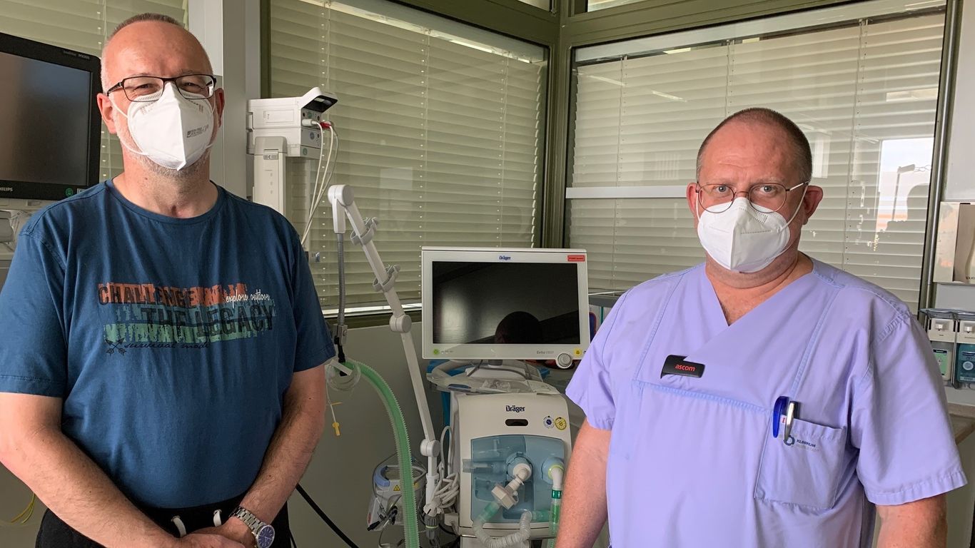 Ehemaliger Patient und Pfleger im Krankenzimmer.