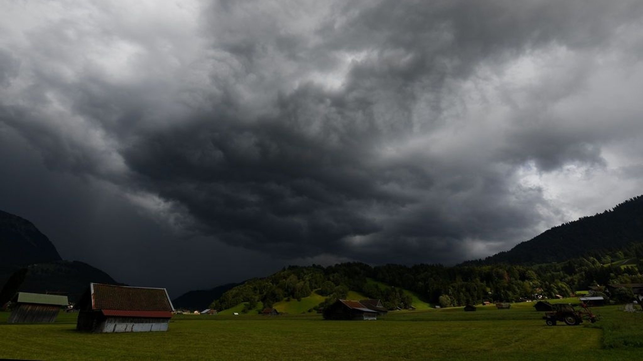 Vb-Tief bringt Dauerregen: Worauf sich Bayern einstellen muss