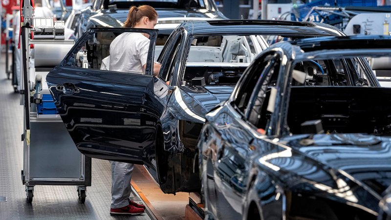 Eine Audi-Mitarbeiterin im Werk Ingolstadt (Symbolbild) | Bild: pa/Stephan Goerlich Eine Audi-Mitarbeiterin im Werk Ingolstadt (Symbolbild)