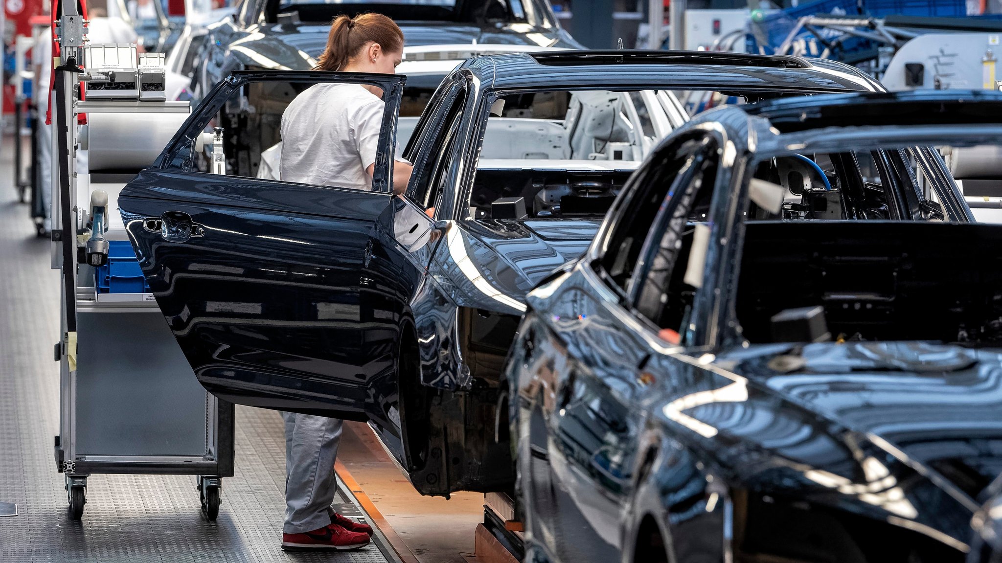 Eine Audi-Mitarbeiterin im Werk Ingolstadt (Symbolbild)