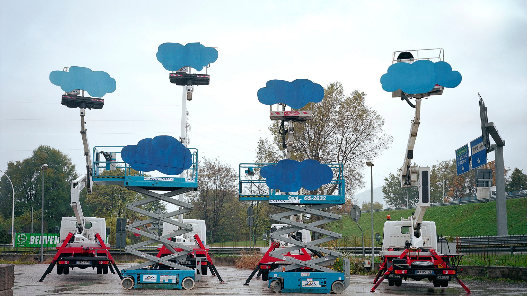 Wolken-Attrappen werden von ausfahrbaren Hebebühnen hoch gehalten