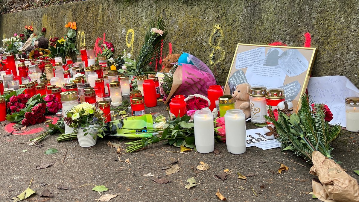 Kerzen, Blumen und Bilder am Tatort in Illerkirchberg