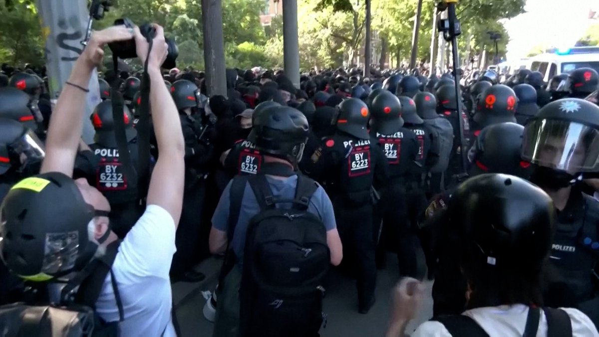 Polizisten und Demonstranten stehen sich in Leipzig gegenüber