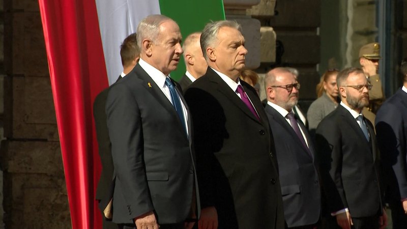 Der israelische Ministerpräsident Benjamin Netanjahu steht bei seinem Staatsbesuch in Budapest an der Seite von Ungarns Premierminister Viktor Orban. | Bild: BR Der israelische Ministerpräsident Benjamin Netanjahu steht bei seinem Staatsbesuch in Budapest an der Seite von Ungarns Premierminister Viktor Orban.