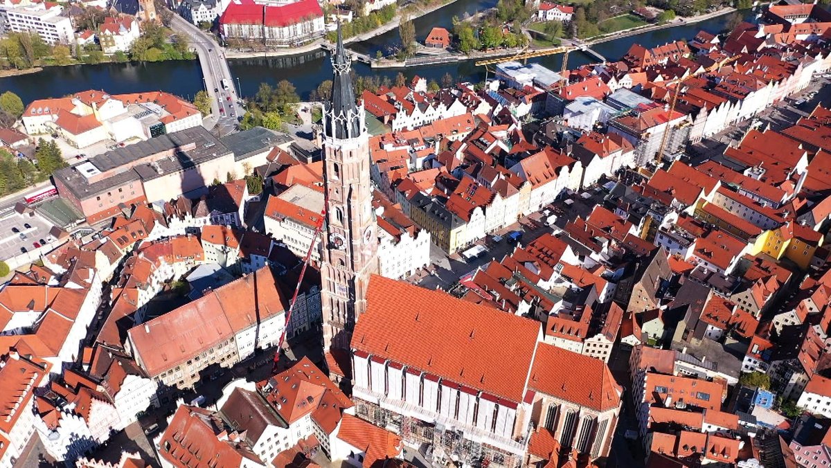 Der Kirchturm St. Martin prägt das Landshuter Stadtbild 