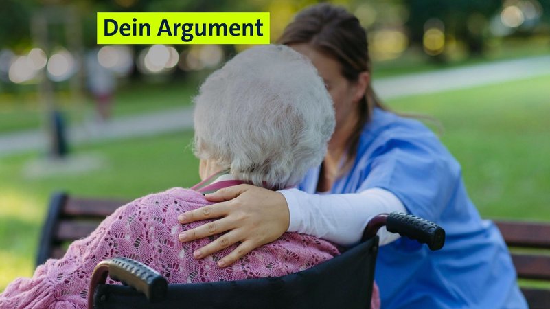 (Symbolbild) Eine Pflegerin kümmert sich um eine pflegebedürftige Seniorin im Rollstuhl. | Bild: picture alliance / Westend61 | HalfPoint (Symbolbild) Eine Pflegerin kümmert sich um eine pflegebedürftige Seniorin im Rollstuhl.
