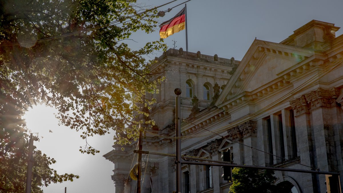 Das Kabinett hat eine Verschärfung des Lobbyregisters gebilligt. Auf dem Bild zu sehen ist das Gebäude des Deutschen Bundestags (Symbolbild)