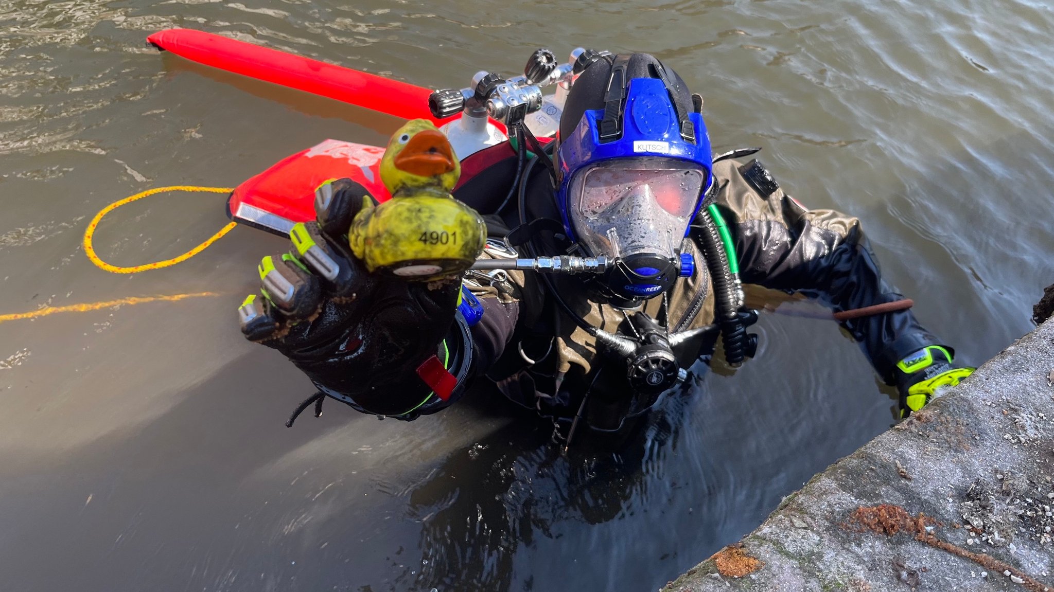 Fischen in trübem Wasser: Taucher holen Müll aus der Pegnitz 