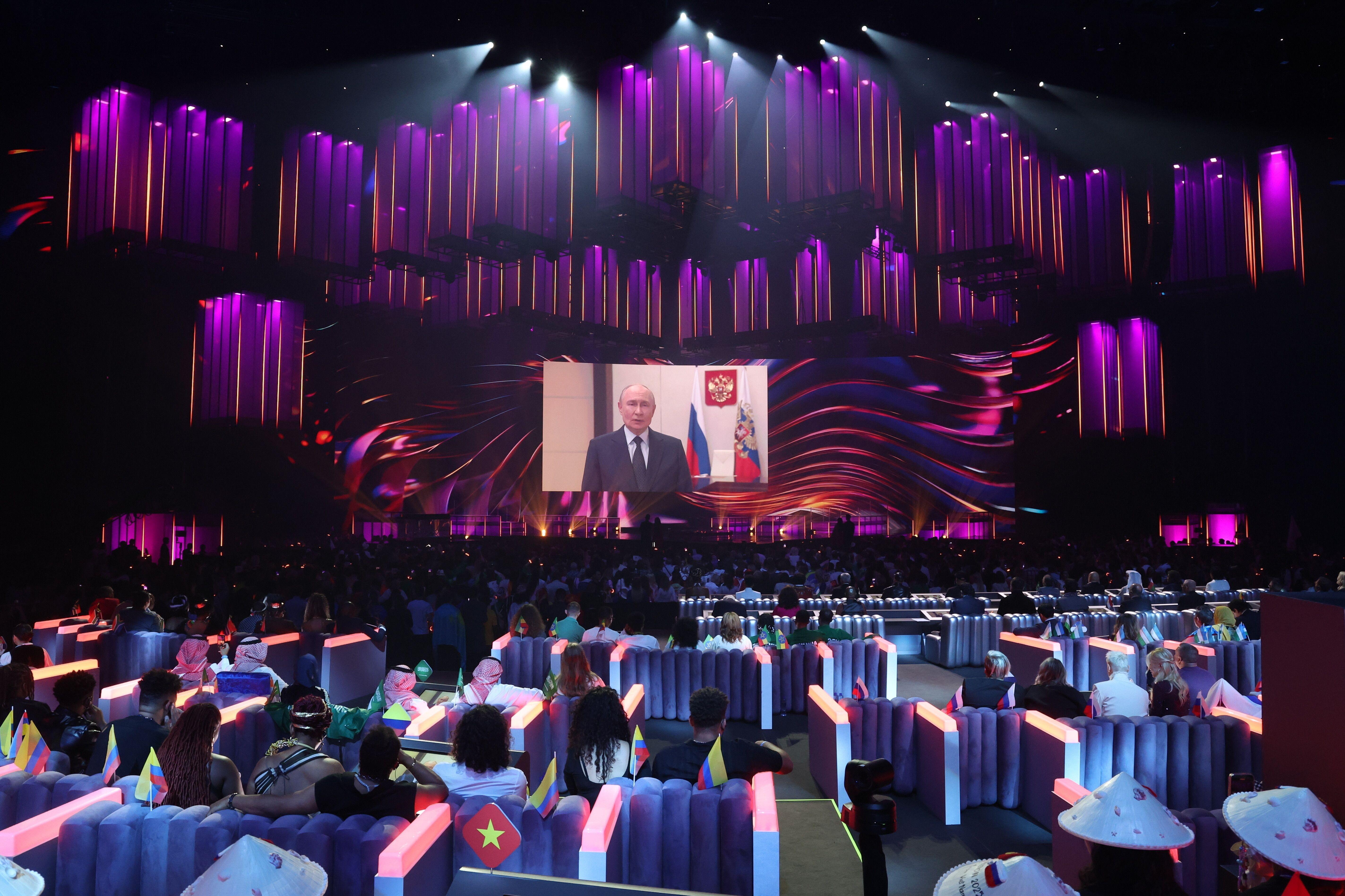 Der russische Präsident spricht zum Publikum per Schaltung.