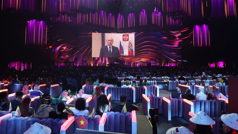 Der russische Präsident spricht zum Publikum per Schaltung. | Bild: Sergei Fadeichev/Picture Alliance Der russische Präsident spricht zum Publikum per Schaltung.