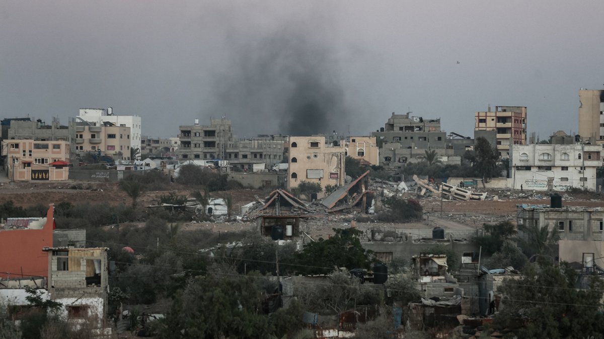 Archivbild vom 24.5.24: Rauchschwaden nach israelischem Bombardement in Rafah, im südlichen Gazastreifen.