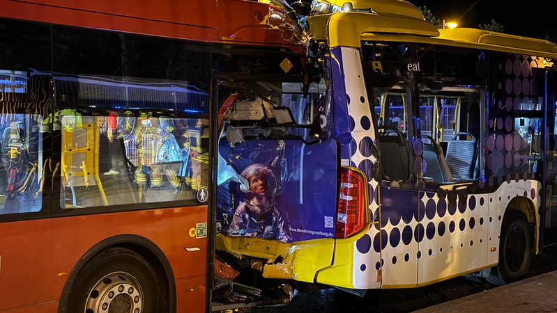 Die zwei vom Unfall beschädigten Busse. | Bild: dpa-Bildfunk/Sebastian Pieknik Die zwei vom Unfall beschädigten Busse.