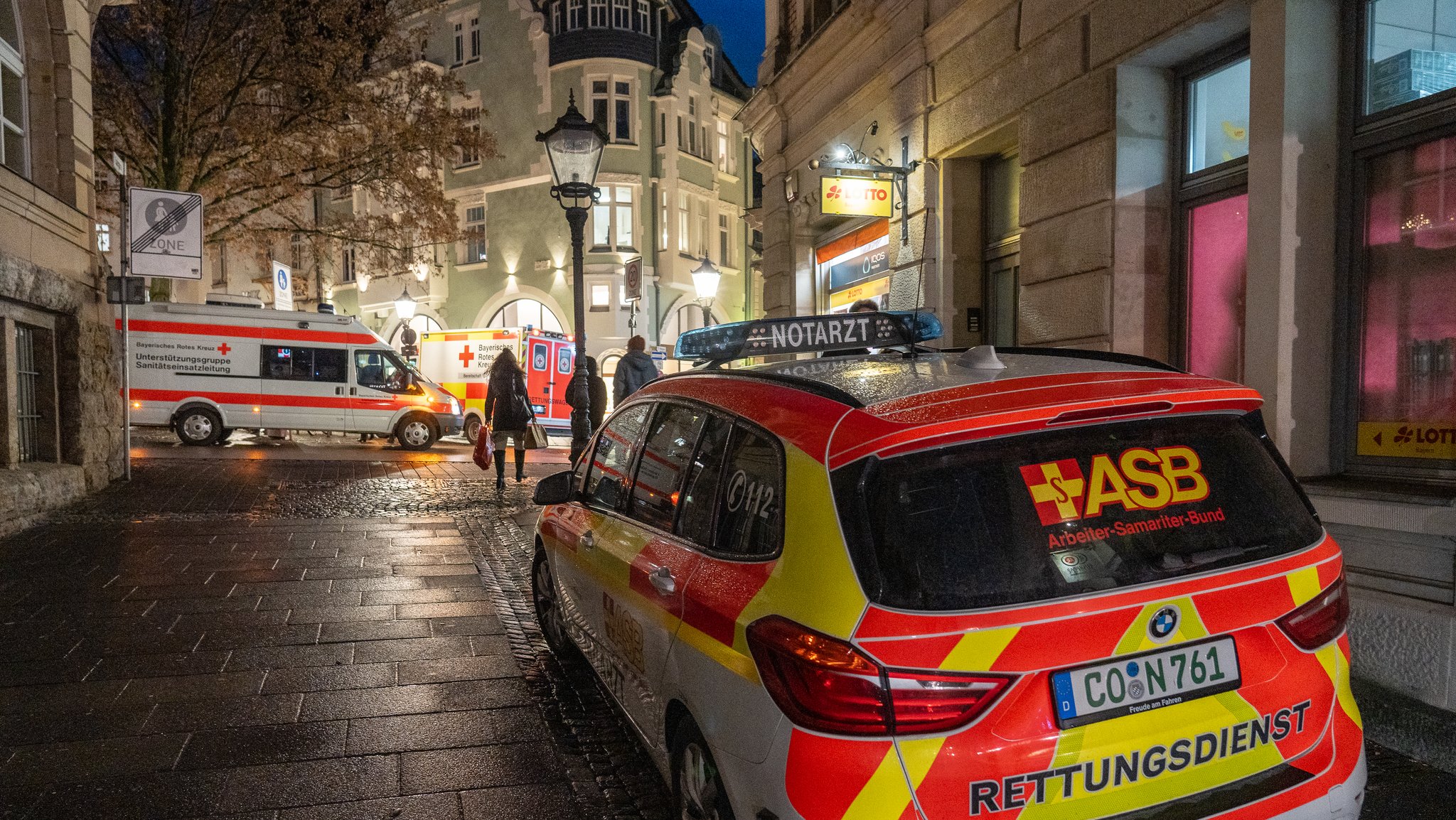 In Coburg ist Kohlenmonoxid aus einem Verbrauchermarkt ausgetreten: Mindestens 26 Menschen wurden verletzt, zwei von ihnen schwer.