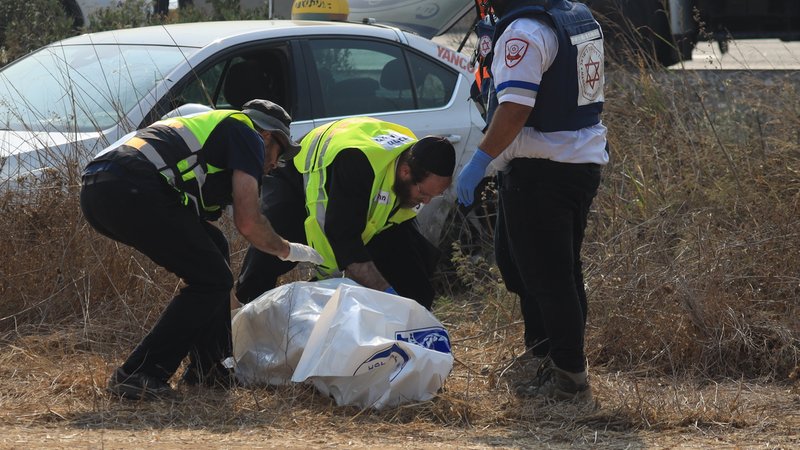 Polizisten bergen nach dem Angriff vom 7. Oktober eine Leiche
