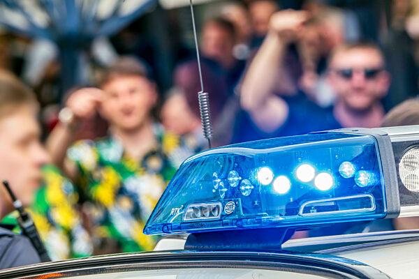 Die Polizei inmitten von Fußballfans. Bei ihren Einsätzen werden Beamtinnen und Beamte immer häufiger angegriffen.