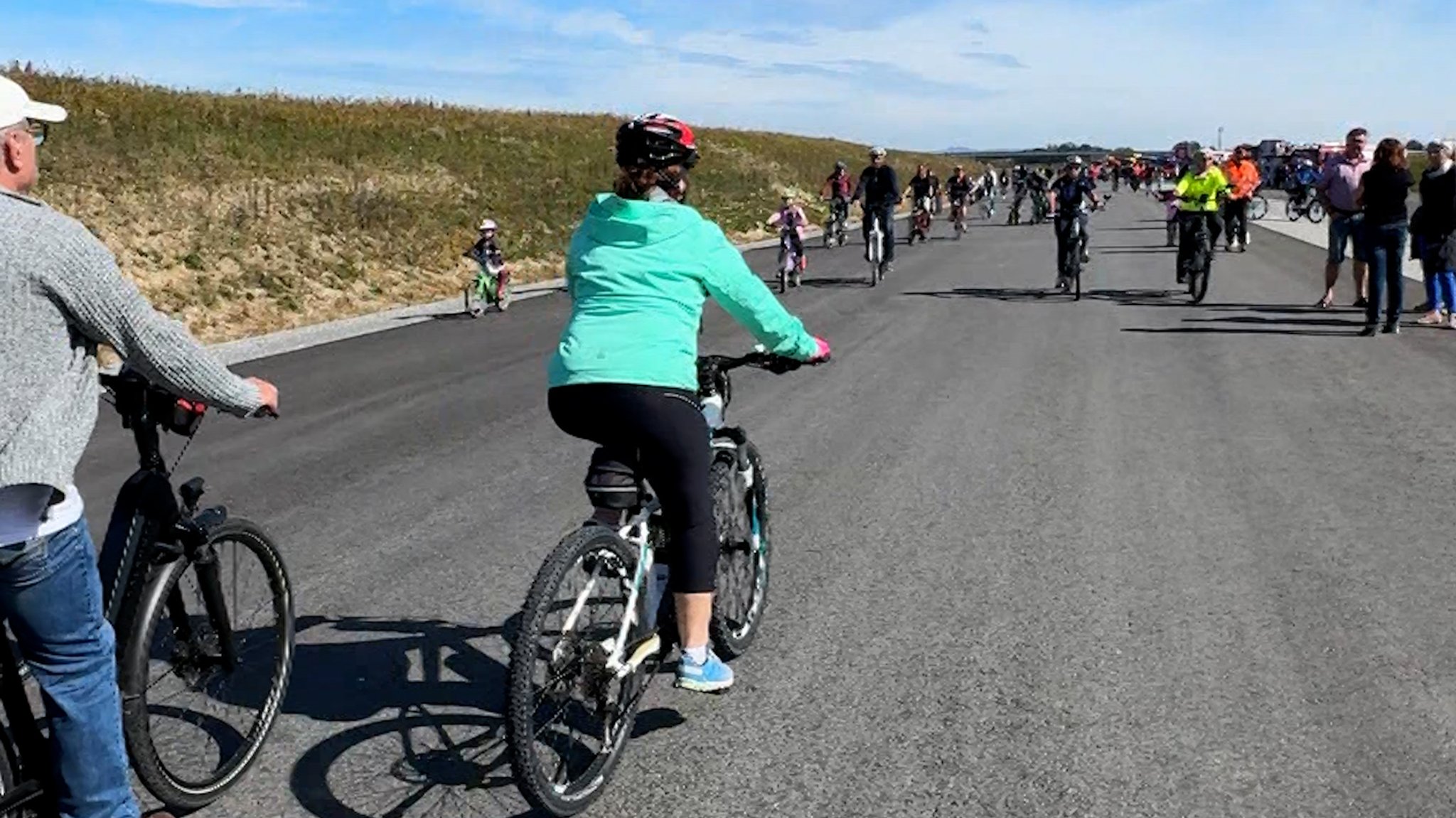 Radler auf der Autobahn: Beim Bürgerfest konnten Besucher den Neubauabschnitt der A94 zwischen Kirchham und Pocking erkunden. | Bild: Caroline von Eichhorn /BR Radler auf der Autobahn: Beim Bürgerfest konnten Besucher den Neubauabschnitt der A94 zwischen Kirchham und Pocking erkunden.