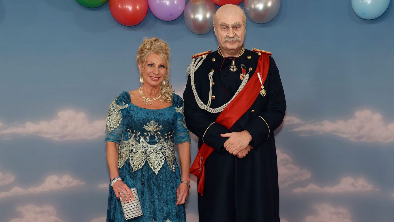 Ministerpräsident Markus Söder 2024 als Otto von Bismarck mit Ehefrau Karin Baumüller-Söder