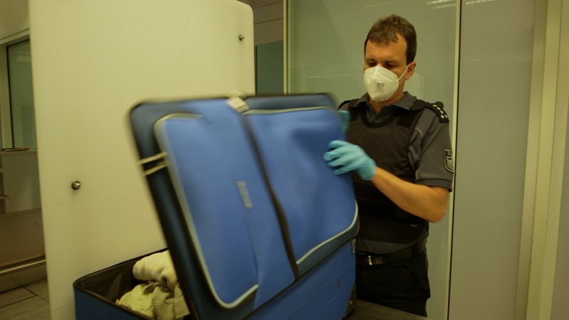 Die Liste der Promis, die "Erklärungsschwierigkeiten" beim Zoll hatten ist lang: Uhren werden da "vergessen", teure Teppiche oder das ein oder andere edle Tröpfchen. Aber auch Otto-Normal-Verbraucher fragt sich: Was geht durch - was nicht? | Bild: BR Die Liste der Promis, die "Erklärungsschwierigkeiten" beim Zoll hatten ist lang: Uhren werden da "vergessen", teure Teppiche oder das ein oder andere edle Tröpfchen. Aber auch Otto-Normal-Verbraucher fragt sich: Was geht durch - was nicht?