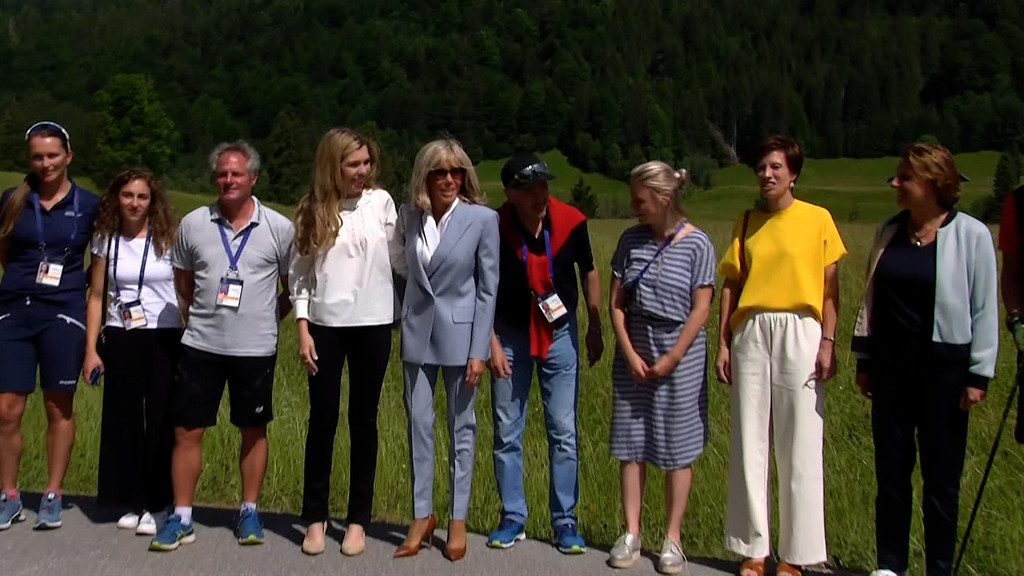Ex-Skirennläufer Christian Neureuther ist beim G7-Gipfel mit den Ehefrauen der Staats- und Regierungschefs in die Berge gegangen.