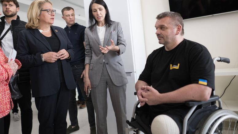 Bundesentwicklungsministerin Schulze besucht ein Prothesen-Zentrum in der Ukraine. | Bild:dpa-Bildfunk/Sebastian Gollnow