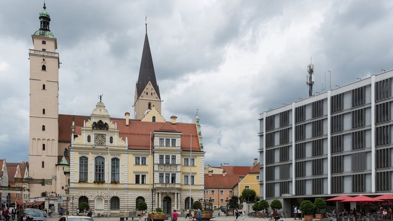 Rathausplatz in Ingolstadt mit altem Rathaus und Neuem Rathaus dahinter Turm der Moritzkirche.