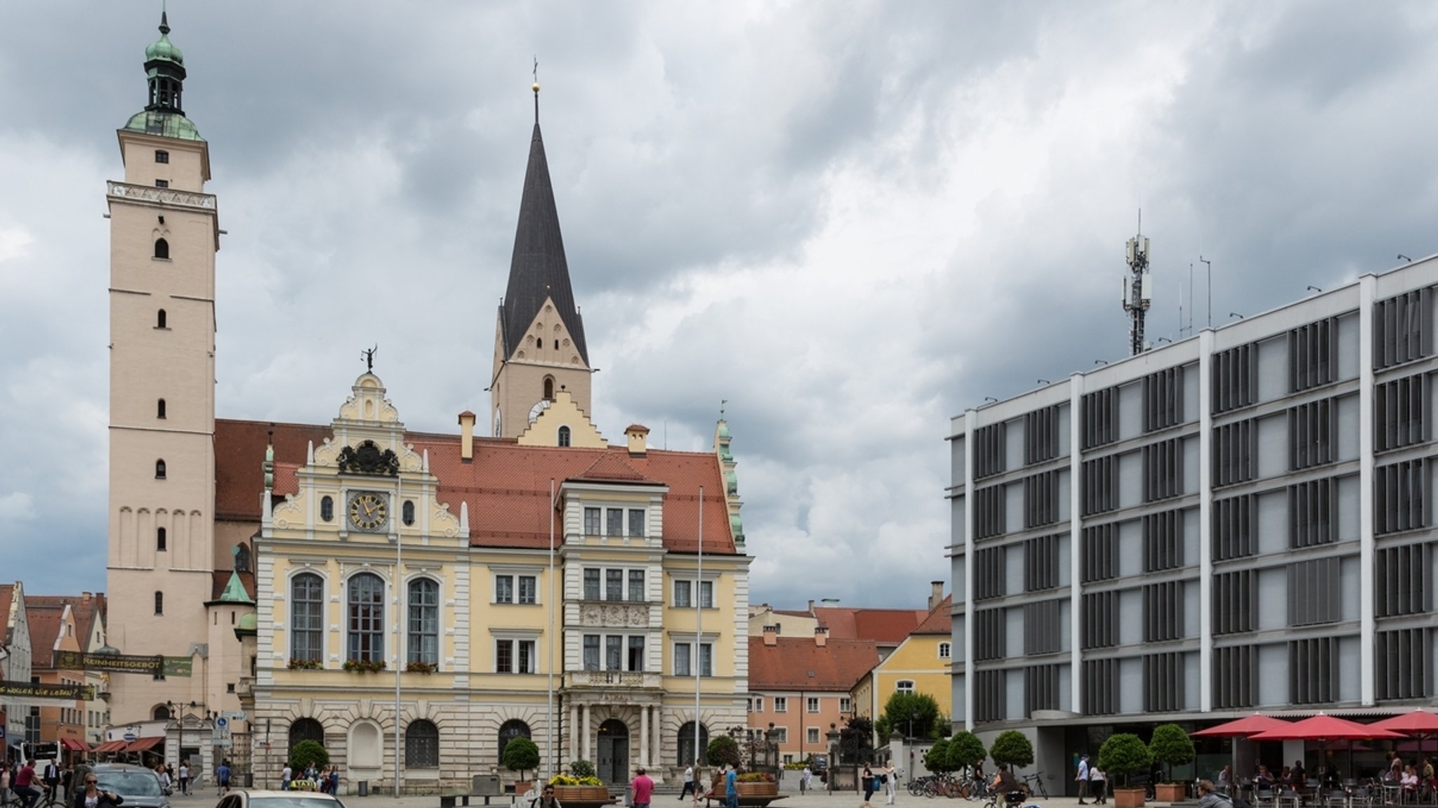 Rathausplatz in Ingolstadt mit altem Rathaus und Neuem Rathaus dahinter Turm der Moritzkirche.