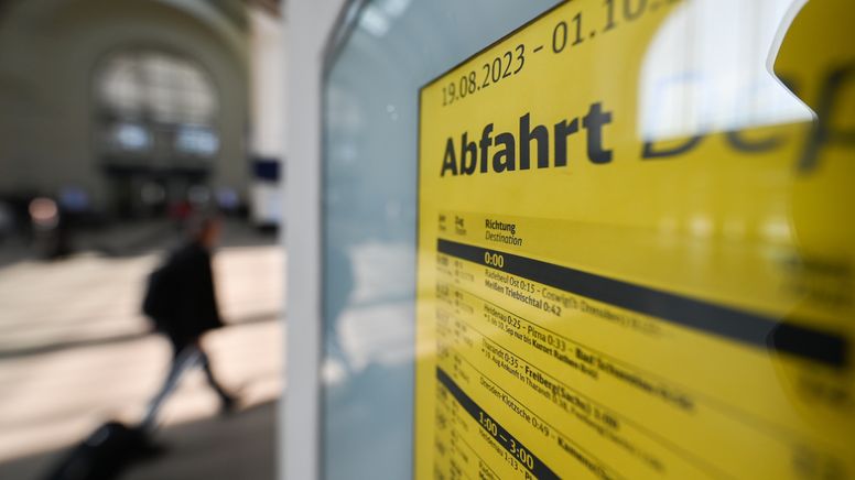 "Abfahrt" ist auf einem Fahrplan auf dem Hauptbahnhof zu lesen. | Bild:picture alliance/dpa | Robert Michael