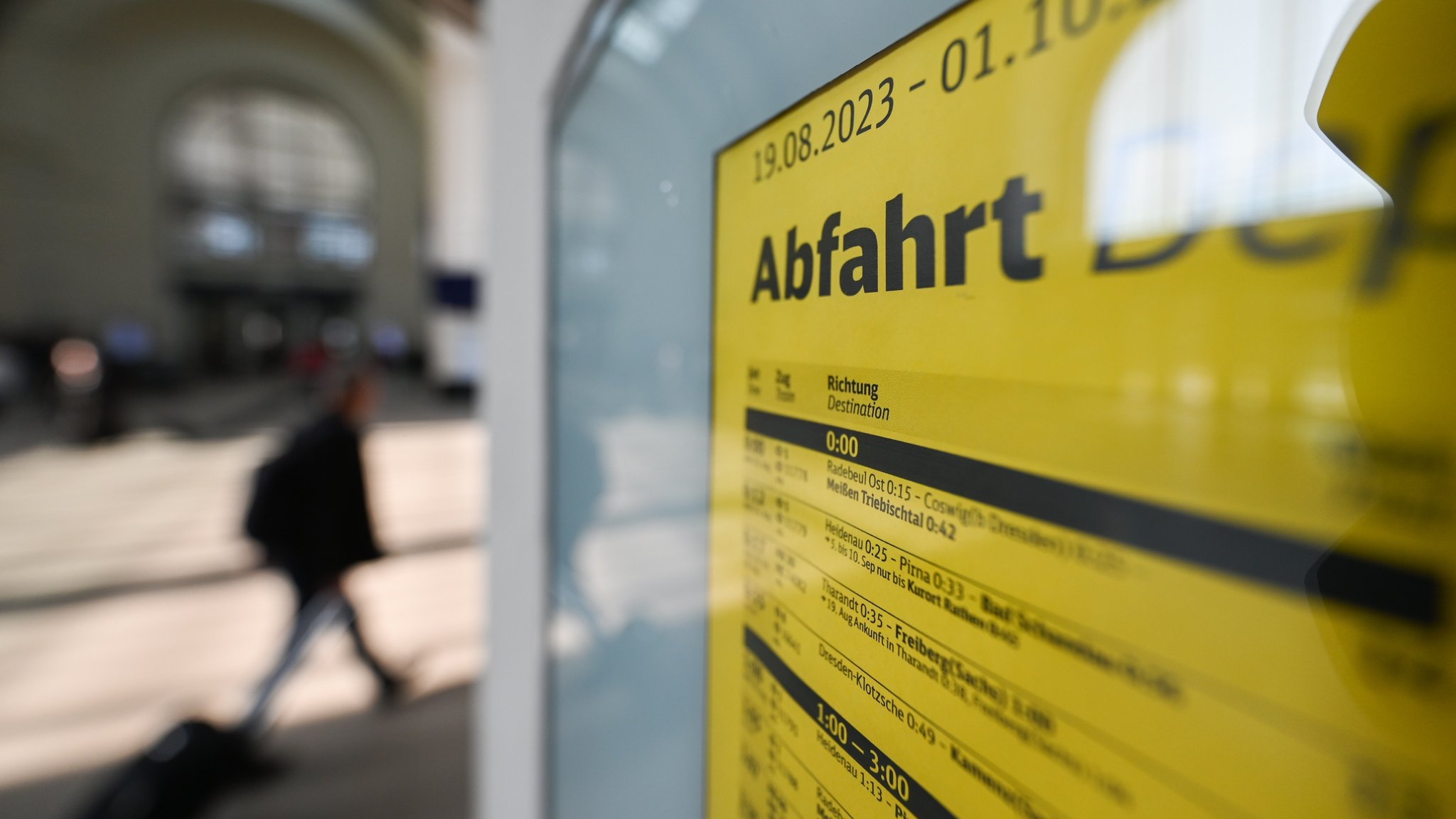 "Abfahrt" ist auf einem Fahrplan auf dem Hauptbahnhof zu lesen.