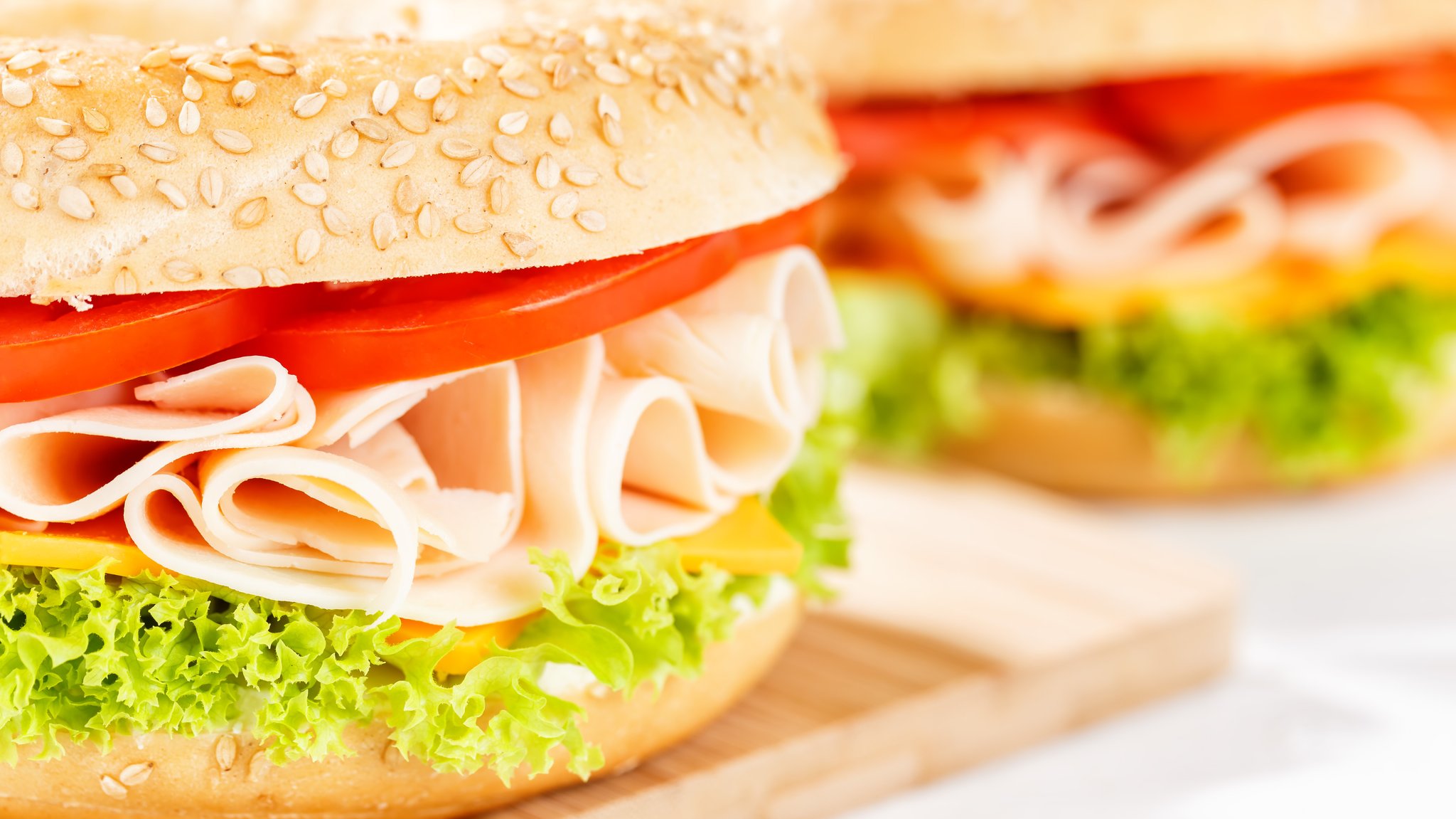 Bagel mit Hähnchenbrust-Scheiben | Bild: picture alliance / Markus Mainka | Markus Mainka Bagel mit Hähnchenbrust-Scheiben