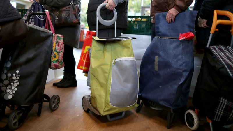 Symbolbild: Menschen stehen bei der Tafel an | Bild: picture alliance / dpa | Daniel Karmann Symbolbild: Menschen stehen bei der Tafel an