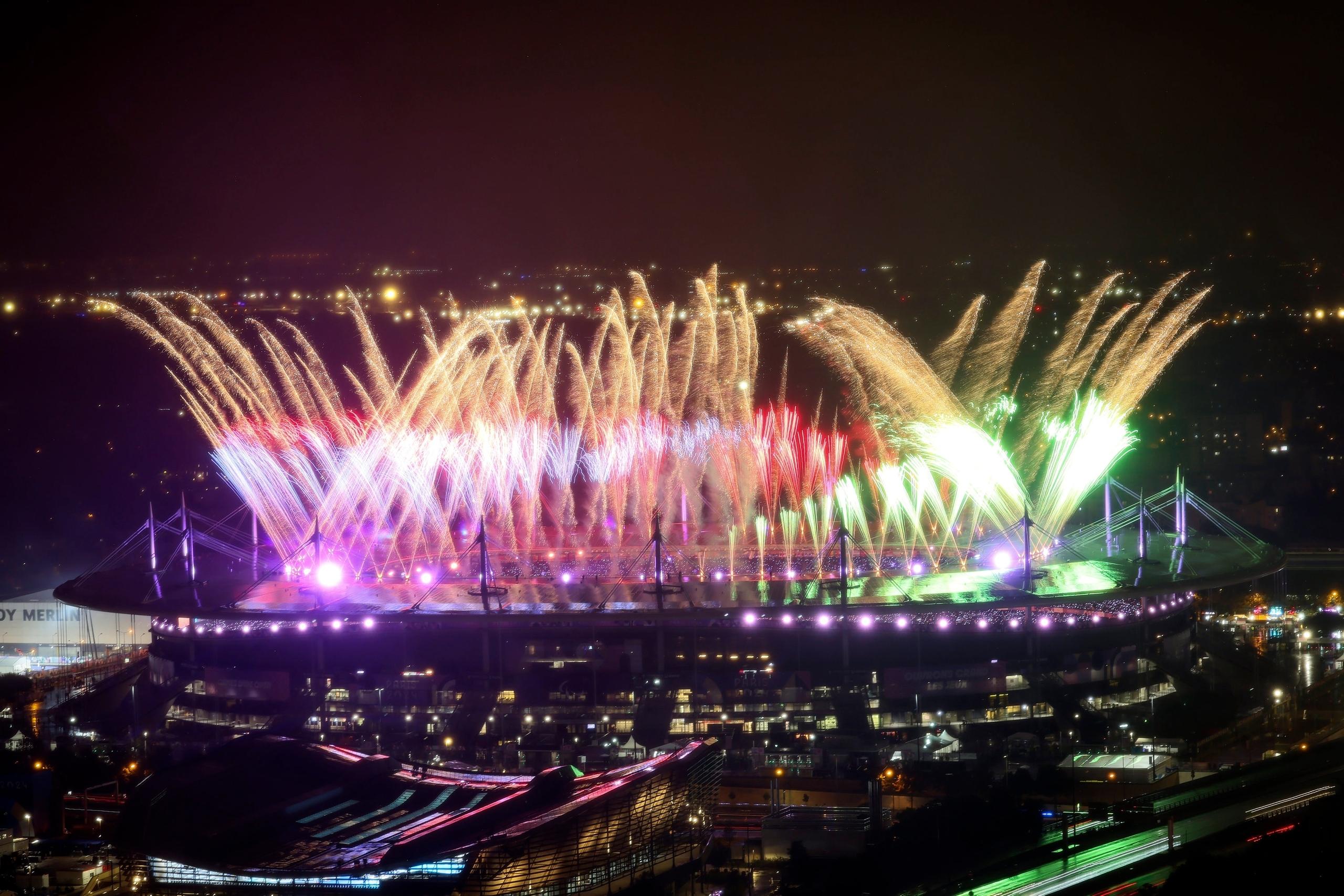 08.09.2024, Frankreich, Paris: Paralympics, Paris 2024, Abschlussfeier, Stade de France. Feuerwerk wird im Stade de France abgefeuert. 