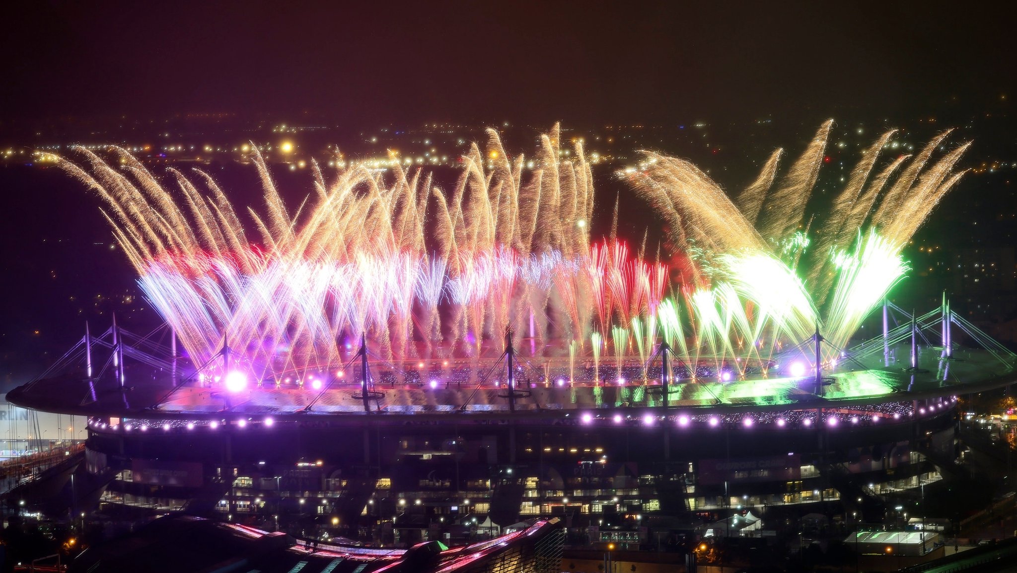 08.09.2024, Frankreich, Paris: Paralympics, Paris 2024, Abschlussfeier, Stade de France. Feuerwerk wird im Stade de France abgefeuert. 