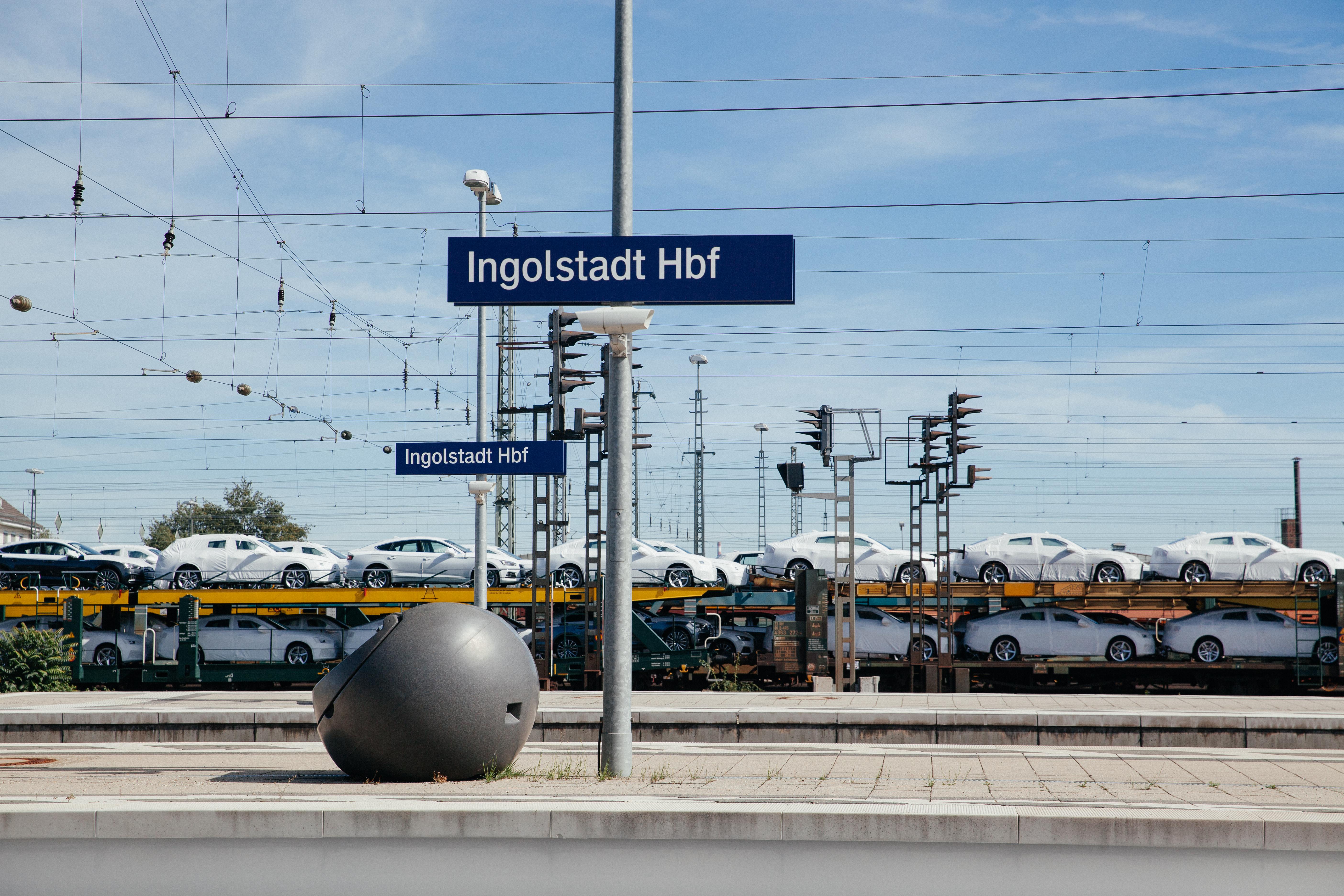 Zug mit Neuwagen steht am Bahnhof in Ingolstadt