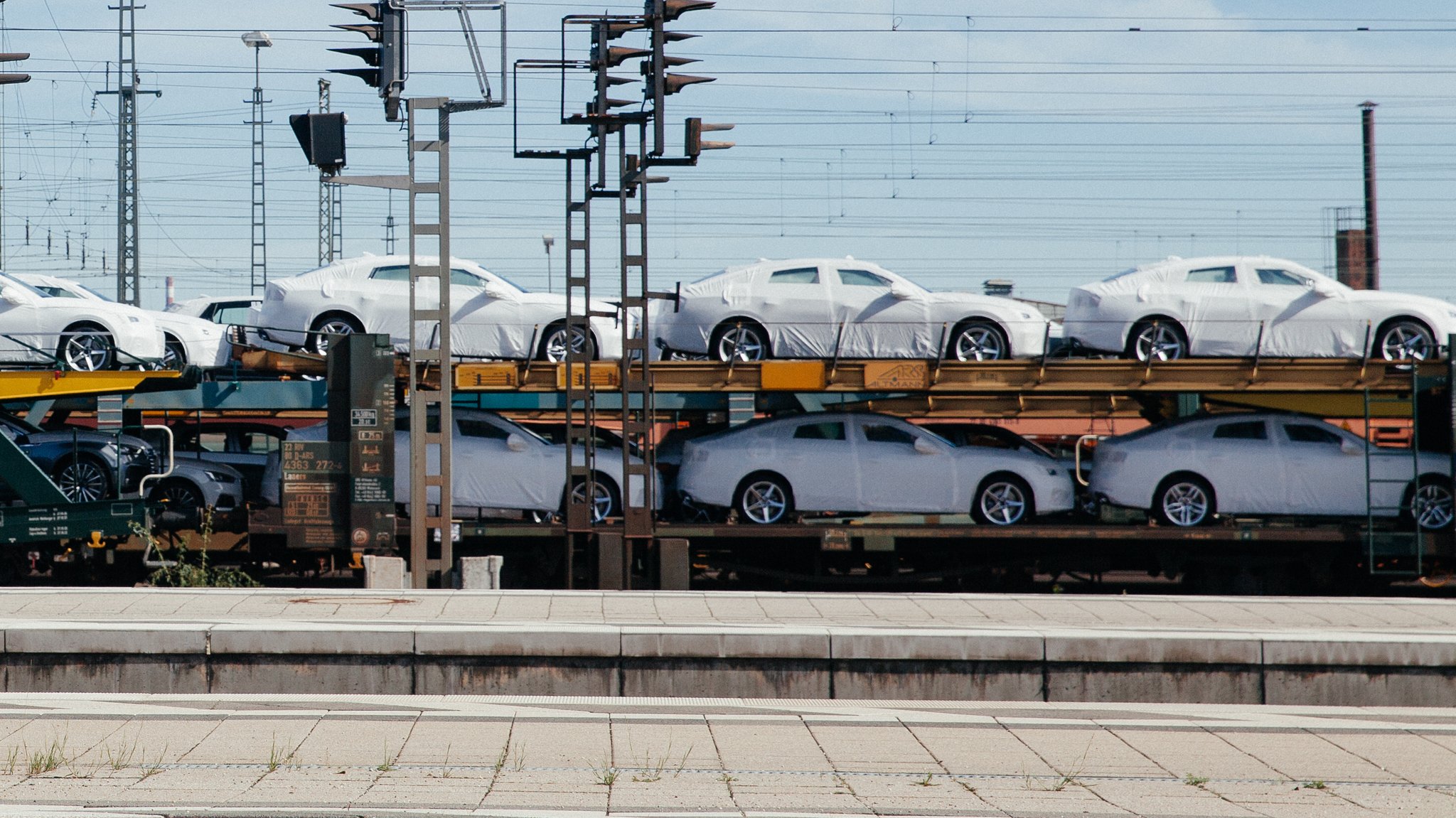 Zug mit Neuwagen steht am Bahnhof in Ingolstadt