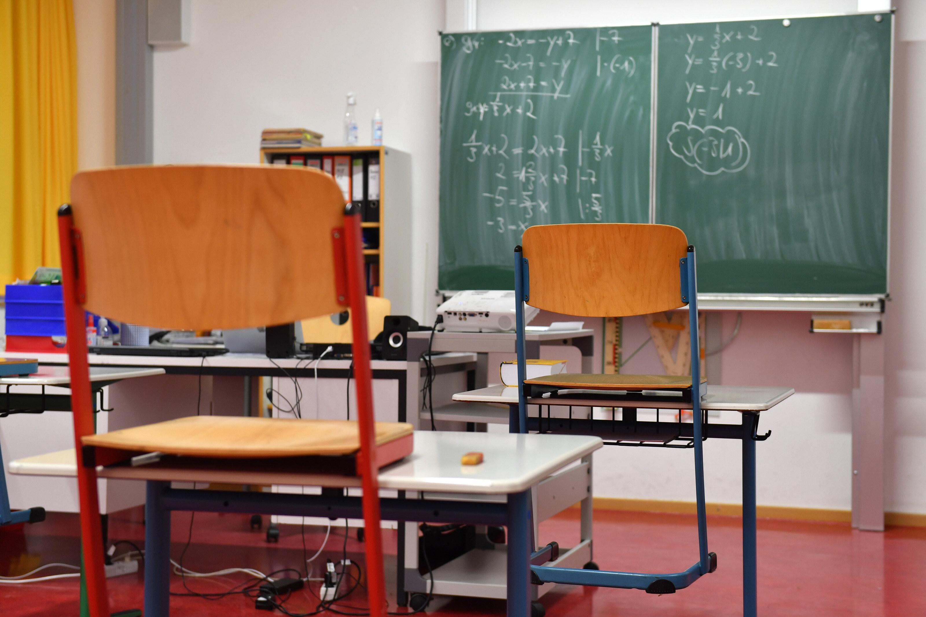 Archivbild: Leeres Klassenzimmer einer Grund -und Mittelschule in Germering bei München.