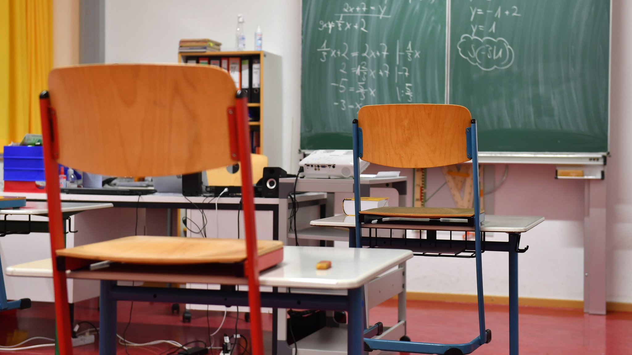 Archivbild: Leeres Klassenzimmer einer Grund -und Mittelschule in Germering bei München.