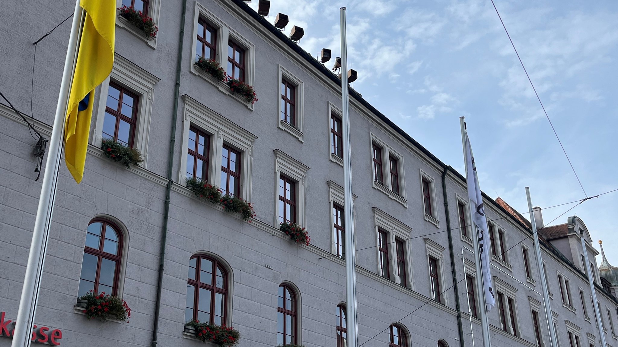 Der leere Fahnenmast vor dem Augsburger Rathausplatz, an dem zuvor die Israel-Flagge hing