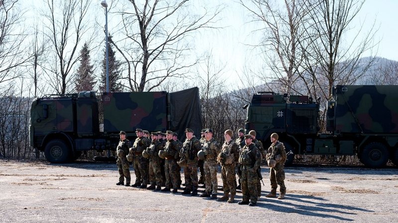 Eine Gruppe Soldaten der NATO Response Force steht im Rahmen einer Übung eines simulierten Gefechts am Computer für die Nato-Einsatzgruppe auf dem Gelände des Gefechtssimulationszentrums des Heeres in Wildflecken (Archivbild).