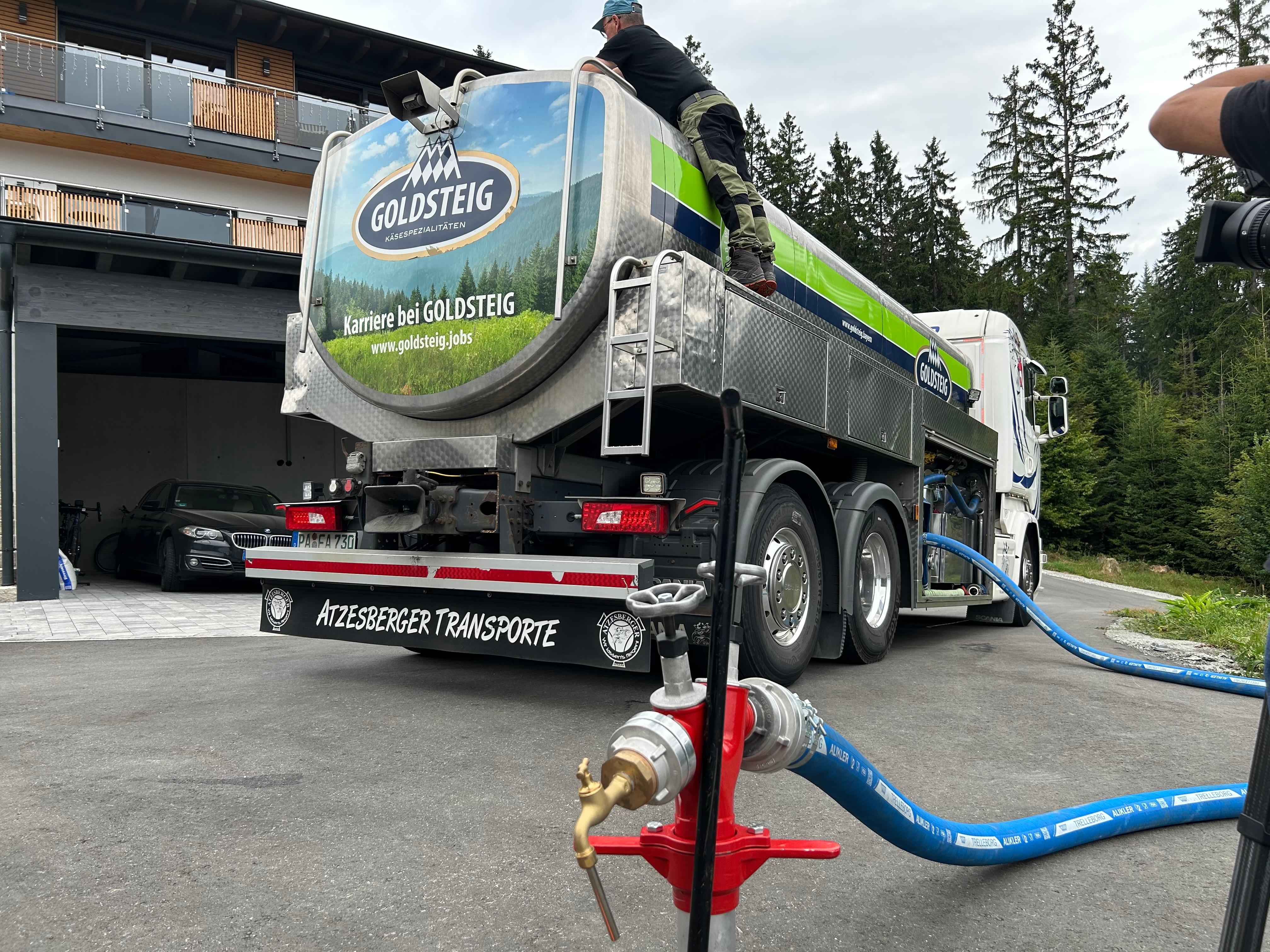 Ein Molkereiwagen liefert in der Gemeinde Solla Trinkwasser an. 
