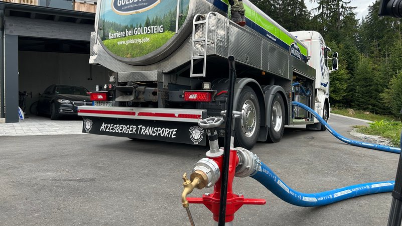 Ein Molkereiwagen liefert in der Gemeinde Solla Trinkwasser an. | Bild: BR/Katharina Häringer Ein Molkereiwagen liefert in der Gemeinde Solla Trinkwasser an.