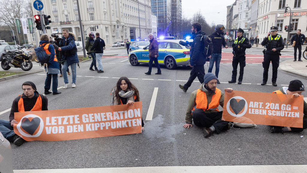 23.02.2023, Hamburg: Aktivisten der Umweltgruppe «Letzte Generation» haben sich auf dem Gorch-Fock-Wall am Stephansplatz festgeklebt und wollen damit auf die Einhaltung der Klimaziele aufmerksam machen. Foto: Bodo Marks/Bodo Marks/dpa +++ dpa-Bildfunk +++ | Bild: dpa-Bildfunk/Bodo Marks 23.02.2023, Hamburg: Aktivisten der Umweltgruppe «Letzte Generation» haben sich auf dem Gorch-Fock-Wall am Stephansplatz festgeklebt und wollen damit auf die Einhaltung der Klimaziele aufmerksam machen. Foto: Bodo Marks/Bodo Marks/dpa +++ dpa-Bildfunk +++