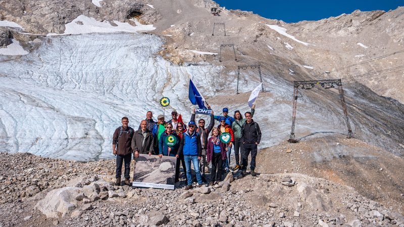 Vertreter verschiedener Umweltschutzorganisationen, Parteien und Verbände stehen beim sogenannten „Gletscher-Gipfel“ am Schneeferner Gletscher auf der Zugspitze. Ein Zusammenschluss verschiedener Parteien und Organisationen drängt auf Maßnahmen für Bayerns Bergwelt und hat gemeinsam die Resolution mit dem Titel „Unsere Gletscher, unsere Berge: Heimat bewahren!“ verabschiedet. In den letzten fünf Jahren ist die Gletscheroberfläche am Schneeferner um 6,92 Meter eingesunken und der Gletscher wird binnen der nächsten zehn Jahre voraussichtlich ganz verschwinden. | Bild: picture alliance/dpa | Michael Kappeler Vertreter verschiedener Umweltschutzorganisationen, Parteien und Verbände stehen beim sogenannten „Gletscher-Gipfel“ am Schneeferner Gletscher auf der Zugspitze. Ein Zusammenschluss verschiedener Parteien und Organisationen drängt auf Maßnahmen für Bayerns Bergwelt und hat gemeinsam die Resolution mit dem Titel „Unsere Gletscher, unsere Berge: Heimat bewahren!“ verabschiedet. In den letzten fünf Jahren ist die Gletscheroberfläche am Schneeferner um 6,92 Meter eingesunken und der Gletscher wird binnen der nächsten zehn Jahre voraussichtlich ganz verschwinden.