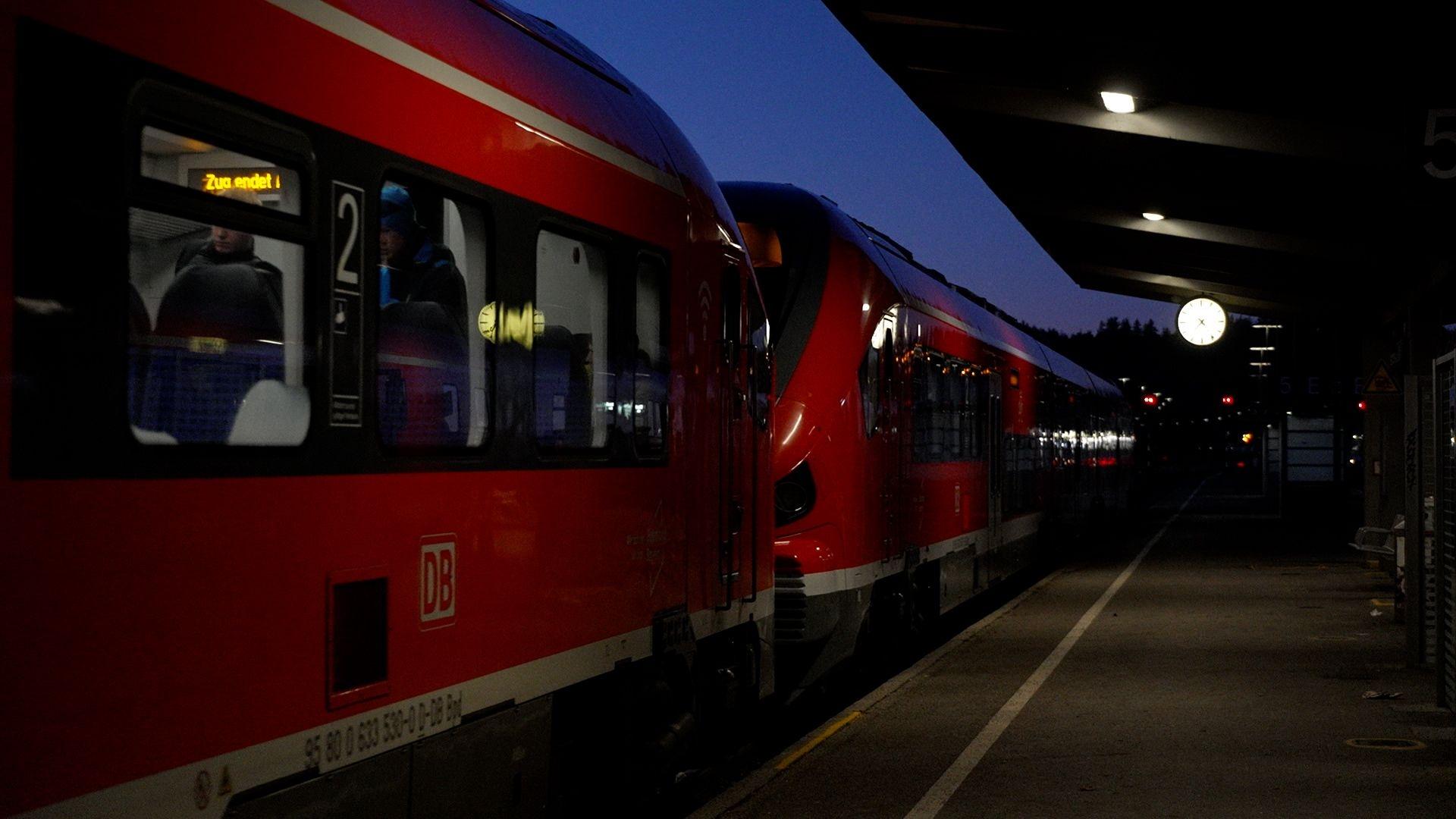 12 Minuten zu spät fährt die Regionalbahn in den Bahnhof ein.  