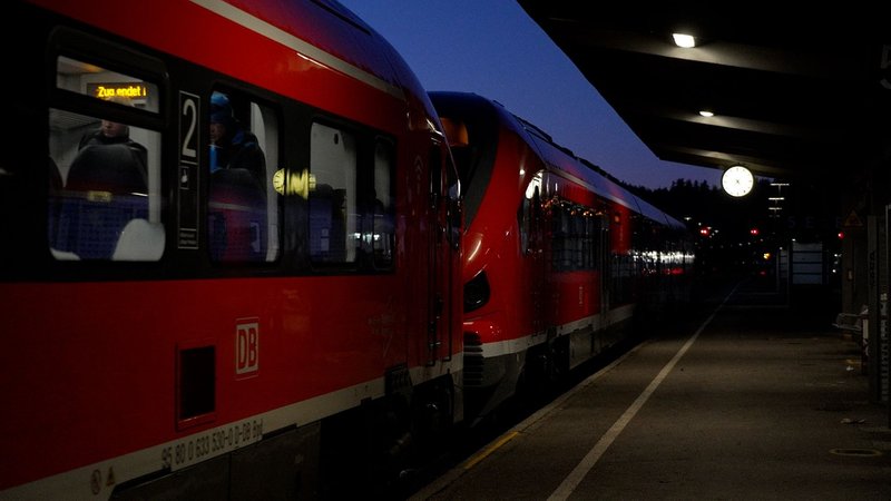 12 Minuten zu spät fährt die Regionalbahn in den Bahnhof ein. | Bild: BR/Michael Frick 12 Minuten zu spät fährt die Regionalbahn in den Bahnhof ein.